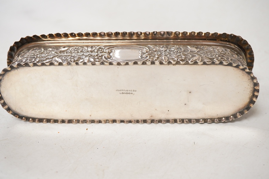 An Edwardian repousse silver trinket box, of oval form, by Mappin & Webb, London, 1901, 17.9cm, 5.9oz.